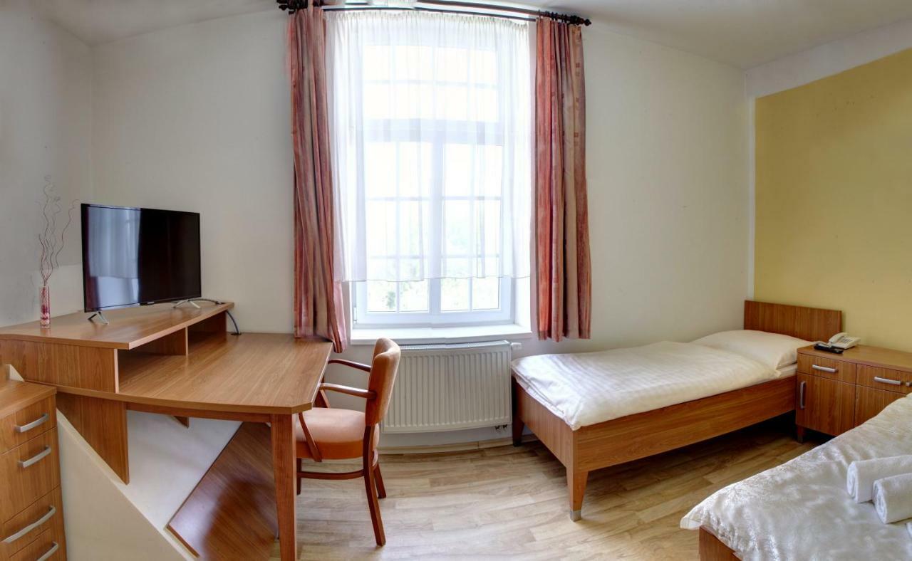 Penzion Tillerova Vila Lazne Bohdanec Luaran gambar
