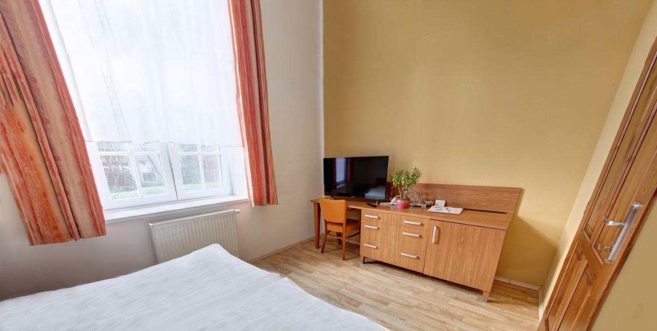 Penzion Tillerova Vila Lazne Bohdanec Luaran gambar